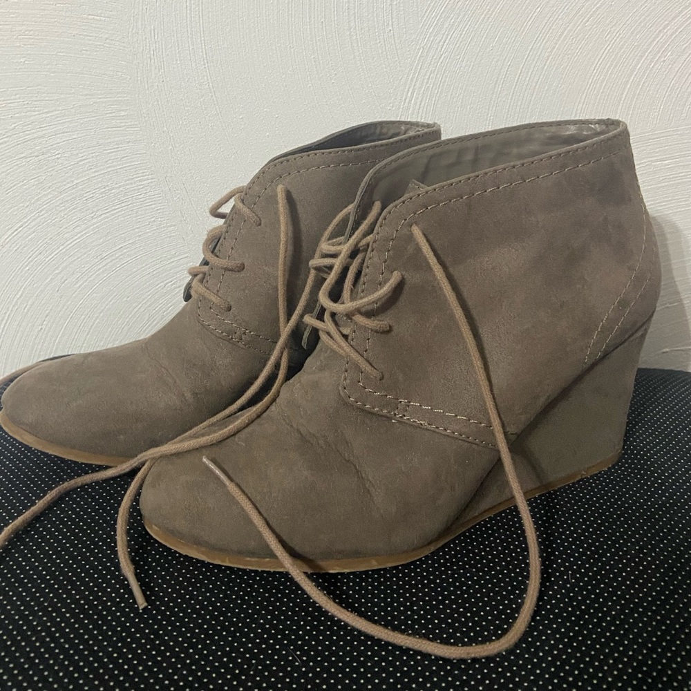 Arizona Jean Company Taupe Suede Wedge Boots Size 8M